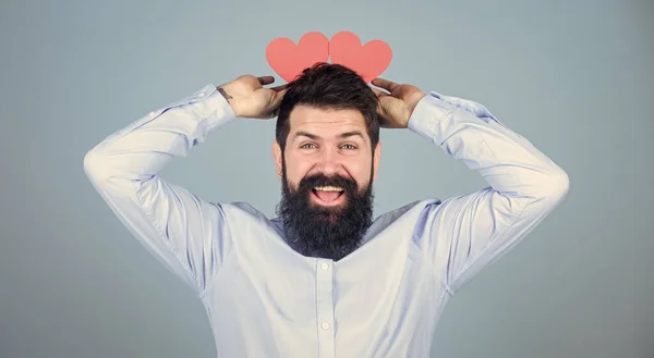 Ser cabeça por cima cura. Hipster com corações pequenos. Homem barbudo com corações vermelhos na cabeça. Homem valentine sexy com cartões em forma de coração. Feliz Dia dos Namorados. Expressando seu amor — Fotografia de Stock