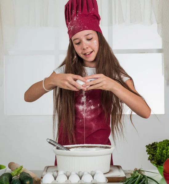 Petit déjeuner nutritif. cuisiner pour le dîner. heureux développement de l'enfance — Photo