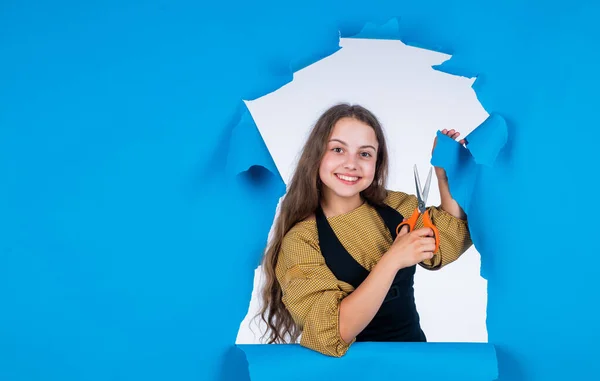 Niña de aspecto moderno papel de corte con tijeras, espacio para copiar, idea creativa — Foto de Stock