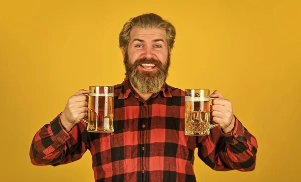 Alkoholik. Spragniony człowiek pijący piwo w barze. Piwo z pianką. Hipsterzy piją piwo. Dojrzały brodaty facet trzyma szklankę piwa. Zdrowie tostów. Święto. Dzień ojców. Koncepcja przyjęcia urodzinowego — Zdjęcie stockowe