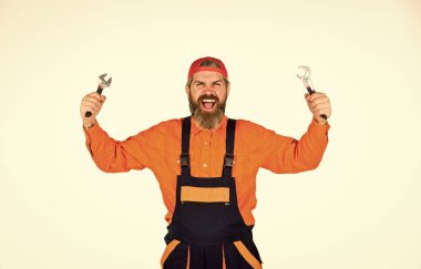 Arabayı tamir et. Servis ve mühendislik konsepti. Adam anahtar aletlerini beyaz arka planda tutuyor. Anahtar gereçleri. Çok yönlülük için iyi bir seçim. İngiliz anahtarı olan bir tamirci. İndirme aracı ayrıntıları sıkılaştırıyor