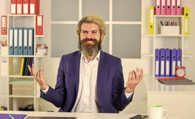 Zen 'i anladım. Yönetici konsepti. Masadaki ofis çalışanı. Şirket yöneticisi. Normal ofis hayatı. Kaynak planlama. Danışman işçi. Olgun erkek iş zekası. Ofis rutini