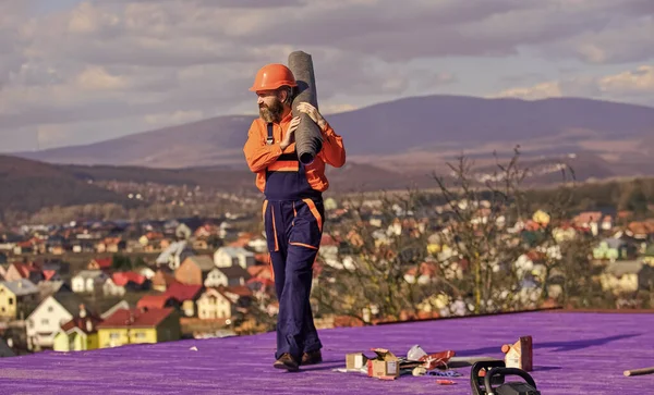 옥상 산업. 루퍼 건설업자가 보호 헬멧을 쓰고 옥상에 누워 있어요. 손상 된 지붕을 조사하는 사람. 지붕 타일 설치 자격이 있는 건축가. 지붕에서 느끼는 건축 공사. 수리하라 — 스톡 사진