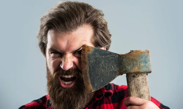Homem brutal lenhador com machado cortar cabelo, barbeiro — Fotografia de Stock