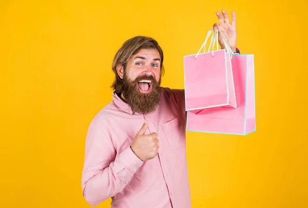 Жестокий бородатый мужчина держать подарок или подарок пакет, празднование — стоковое фото