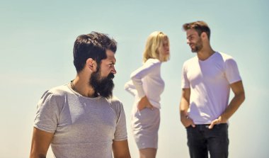 Sonsuza dek yalnız. Aile psikolojisi. Onları kıskanıyorum. Üçüncü teker konsepti. İlişki hedefleri. Ayrılın. Aşk üçgeni. İhanet ve boşanma. Kıskanç eş. Kıskançlık hissi. Kıskançlığın olumsuz etkisi