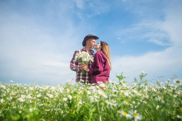 Retrato de sol de casal feliz ao ar livre na natureza localização ao pôr do sol, verão quente — Fotografia de Stock