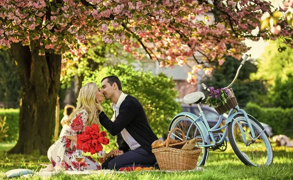 Geliefden zoenen sensueel. Mijn schat. Romantisch aanzoek. Genieten van hun perfecte date. Paar ontspannen in het park met de fiets. Romantische picknick met wijn. Verliefd picknick afspraakje. Lente weekend — Stockfoto