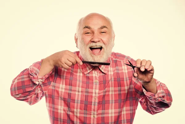 Bonita longitud. barbero experimentado apreciar equipo de barbero de alta calidad. Aseo la barba. Concepto de barbería. Hombre mayor barbudo guapo abuelo uso herramienta estilo barba. Belleza masculina. Cortar la barba —  Fotos de Stock