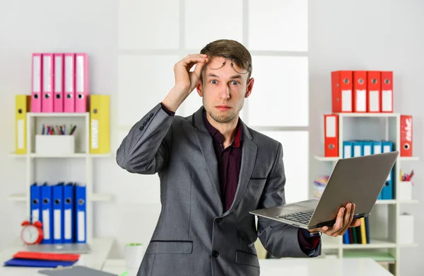 Être secrétaire professionnel. qualifié et réussi PDG. jeune homme d'affaires travaillant au bureau. manager masculin travaille sur ordinateur portable. Homme occupé dans un lieu de travail moderne. patron ou employé. L'emploi est grand — Photo