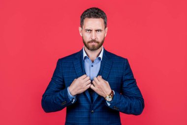 Takım elbiseli olgun, gülümseyen adam modaya uygun ve seksi, erkek tarzı.