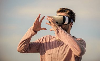 VR iletişimi. Heyecan verici izlenimler. Oyun ve eğlence. Dijital yüzey ile etkileşim. Jest kontrolü. 3 boyutlu görselleştirme. Adam VR gökyüzü geçmişini araştırıyor. VR teknolojisi ve geleceği