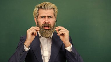 Okul duyurusu kursları. Üniversite tarafından tanıtılıp hoş karşılandı. Öğretmen konuyu açıkla. Okulun önündeki erkek öğretmen yazı tahtası fotokopi alanı. Okul reklamı konsepti. İlham verici alıntılar