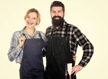 Birbirine aşık bir çift barbeküye hazırlanıyor. Erkek sakallı adam ve kız ızgara beyaz arka plan için hazır. Piknik ve barbekü. Arka bahçe barbekü partisi. Amerikan yemek geleneği. Birlikte yemek pişirmek.