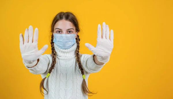 Menina adolescente usar máscara respiradora enquanto coronavírus pandemia quarentena, parar coronavírus. — Fotografia de Stock