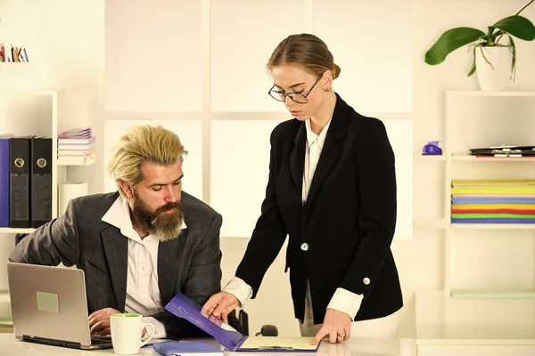 Zakelijk koppel aan het werk. Een paar in functie. Verdeel verplichtingen en organiseer het werkteam. Hoofddirecteur. Zakenrapport. Succesvolle zaken. Man en vrouw. Loopbaan opbouwen. Kabinetssecretaris — Stockfoto