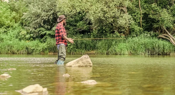 Haspel-Experte kann alles anpacken. Sommerwochenende. Großwildfischen. Fischer mit Angelrute. Hobby und sportliche Betätigung. Schlaglöcher. bärtiger Fischer im Wasser. Reifer Mann Fliegenfischen. Mann fängt Fische — Stockfoto