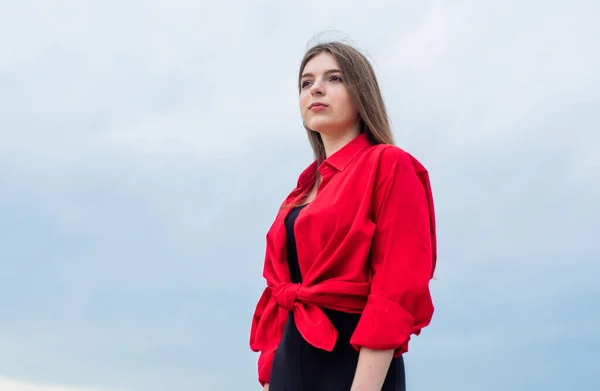 Ambicioso e bonito. estilo de moda casual para a criança bonita. adolescente menina ao ar livre. — Fotografia de Stock