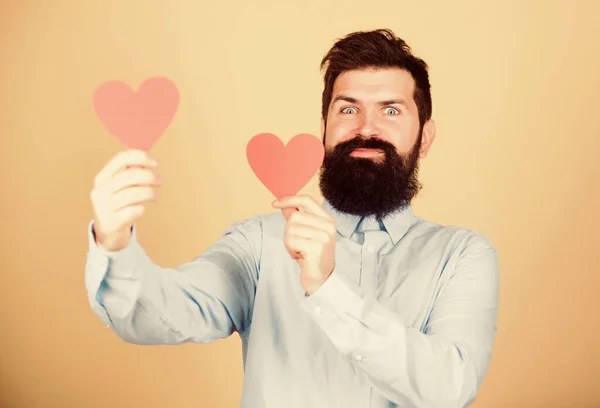 Fazê-lo sentir-se amado todos os dias. Homem barbudo hipster de coração. Celebre o dia dos namorados. Um tipo com barba e bigode apaixonado e romântico. Sentir amor. Namoro e relações conceito. Feliz no amor — Fotografia de Stock