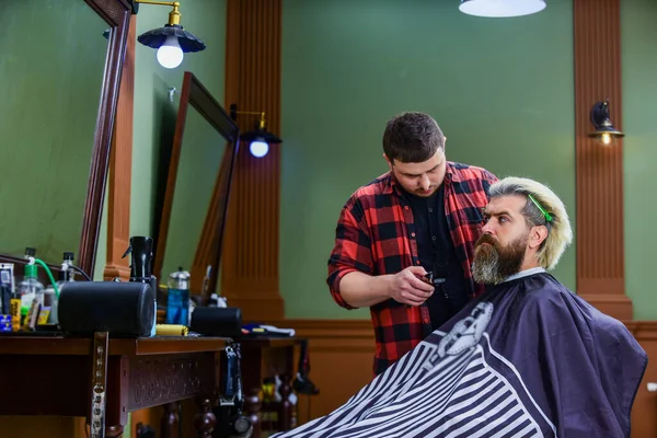 Torna isso possível connosco. tingir o cabelo e dar nova forma. salão de cabeleireiro masculino. Barbeiro mestre profissional. fazendo novo penteado. O homem corta o cabelo. penteado na moda para homens reais. beleza e moda — Fotografia de Stock