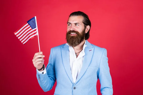 Érett szakállas férfi srác néz elegáns gazdaság nemzeti zászló Amerika, politikus — Stock Fotó