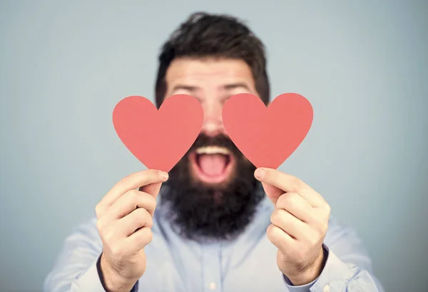 Sentir amor. Namoro e relações conceito. Feliz no amor. O amor é incrível. Homem hipster barbudo com cartão de Dia dos Namorados. Celebra o amor. Cara atraente com barba e bigode no humor romântico — Fotografia de Stock