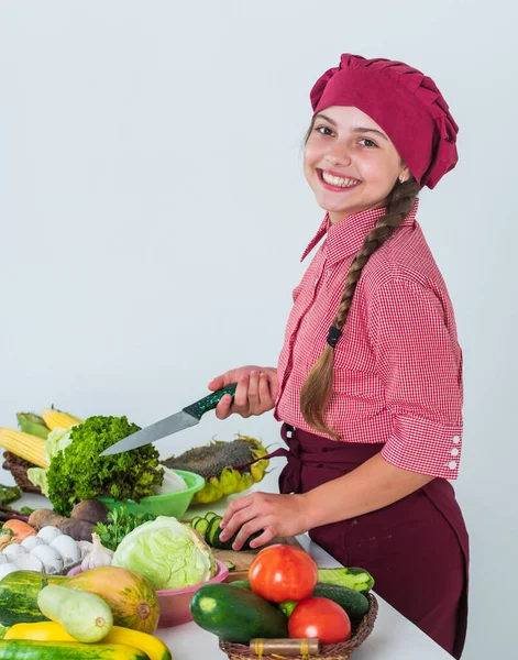 Fröhliches Kindermädchen kocht Vitaminsalat aus Gemüse, Bio — Stockfoto