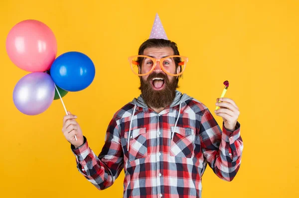 Stilvolle bärtige Kerl mit trendiger Frisur tragen kariertes Hemd halten Party-Luftballons, Spaß — Stockfoto