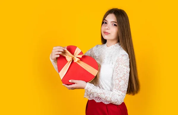 Élégant fille enfant à la recherche à la mode avec valentines coeur boîte cadeau, amour — Photo