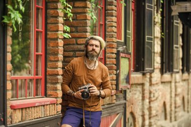 Hobi ve boş zaman. Olgun yetenekli kameraman. Paparazziler dijital kamera kullanır. Fotoğraf çekimi seansı. El kamerasıyla ateş edilmiş. Fotoğrafçı adam çekim yapıyor. Çekim günü hobisi. Sıcak, tembel bir gün.