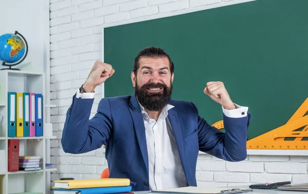 Un uomo brutale con il costume da barba. educazione informale. studente maschio sedersi in classe durante la lezione. superare l'esame. imparare l'argomento. Torniamo a scuola. giorno di insegnanti felici — Foto Stock