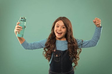 Vücuttaki su dengesi güç getirir. Susuzluk. Her gün su iç. Vücut ve cilt bakımı. Elinde su olan bir kız. yenilenmiş kalmak. Temizleme ve nemlendirme konsepti. Güzellik ve taze yüz