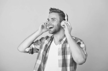 Mutluluk iyi müziktir. Mutlu adam kulaklıkla müzik dinliyor. Yeni teknoloji. Modern hayat. Eğlence ve eğlence. Karaoke kulübü