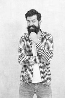 En iyi şekilde berberlik yapıyor. Mutlu sakallı adam mavi arka planı. Tıraşsız hippi gülümsemesi. Berber dükkanı. Berber dükkanı. Saç kesimi ve tıraş salonu. Berber dükkanı servisi. Sakal bakımı. Saç bakımı