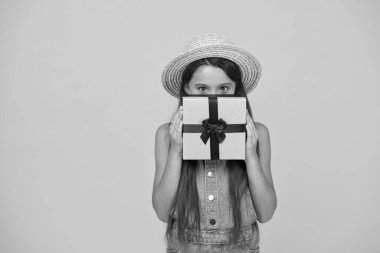 Boks günü anlaşmaları burada. Küçük çocuk hediye kutusu. Boks günü. Boks günü alışverişi. Paketlenmiş. Hediye paketi. Paket teslimatı. Tatil kutlaması. Kutlamaya devam et.