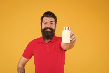 İlaç konsepti. Erkek sağlığı için gıda katkı maddeleri. Daha iyi bir yaşam için daha iyi beslenme. Sağlığa yatırım. Vitamin kompleksi. Yakışıklı sakallı adam ilaç alıyor. Sağlık hizmetleri. Yan etkiler