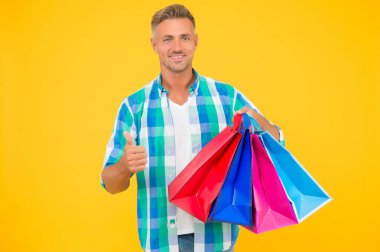 Elinde paketler olan mutlu yakışıklı bir adam. Tatil hazırlığı, hediye alışverişi.