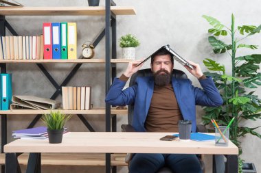 Daha iyi bir bağlantı için. Çalışan, defterin başında dursun. Bilgisayar teknolojisini kullanarak. E-ticaret. İş iletişimi. Uzaktan iletişim. Modern yaşam tarzı. Ofis hayatı