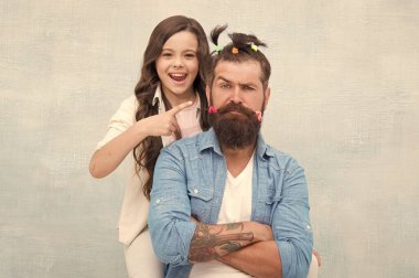 - Yaptım. Küçük kız babası için komik bir saç stili yapmış. Kızım ve babam birlikte oynuyorlar. Gelecekteki kariyerinin kuaförü. Baba çocuğuyla eğleniyor. Birliktelik. Evde birlikte vakit geçirmek.