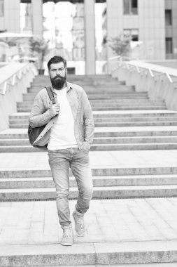 Yaz geldi. Sakallı adam dışarı çık. Hipster moda yaz tarzı giyer. Sıradan bir yaz kıyafeti. Şehir yaşam tarzı. Erkekler için moda bir gardırop. Şık bir akım. Yaz tatili. Seyahat tutkusu