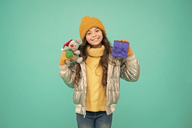 Hediyeler alınıyor. Kışlık kız kıyafetlerinde hediye kutusu oyuncağı var. Hediyeler al. Kârlı anlaşmalar ve mevsimlik indirimler. Kış alışverişi. Sürpriz yapıyorum. Paket kutusu. Hediyeleri paketliyorum. Paketleme fikri