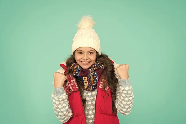 Ragazzo di successo. Rimani caldo ed elegante. Fredde giornate invernali. Tempo di ferie. Rimani attivo durante la stagione. Il bambino indossa vestiti caldi a maglia. Vibrazioni invernali. Moda da strada giovanile. Divertimento invernale. Mi sento bene. — Foto Stock