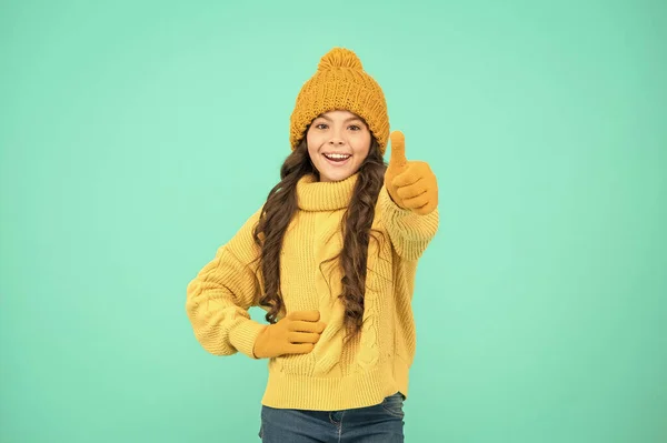 Beztroskie dzieciństwo. Zimowe wakacje. Sklep z ubraniami. Kolekcja zimowa. Małe dziecko nosi kapelusz rękawiczki sweter. Kontrola klimatu. Zimna pogoda. Cute girl cieszyć sezon zimowy. Mały dzieciak nosi dziany kapelusz. — Zdjęcie stockowe