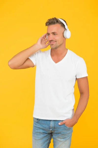 Escúchame mejor. Estudiante adulto feliz usar auriculares. Cursos de audio. Tecnología auditiva. Comprensión auditiva. Escuela de inglés. Educación moderna. Romper todas las barreras lingüísticas — Foto de Stock