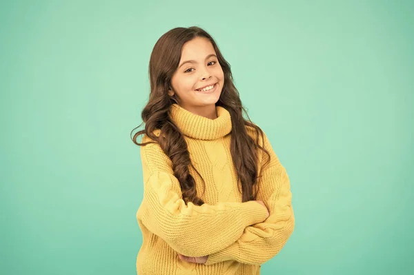 Bellissima acconciatura. Concetto di positività. Bambino emotivo. Un bambino positivo. Atteggiamento positivo alla vita. Umore positivo. Psicologia infantile. Adorabile sorridente ragazza indossare maglione giallo sfondo turchese — Foto Stock