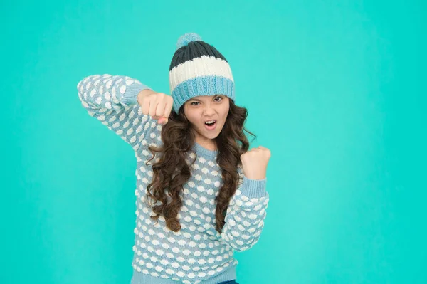 Arrabbiato capretto ragazza punzonatura e riscaldamento in inverno maglia cappello e maglione, rabbia — Foto Stock