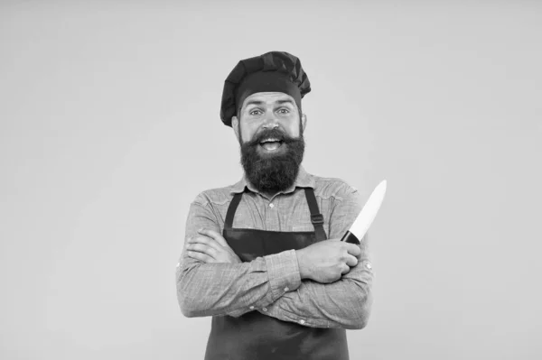 Abastecer la imaginación. anuncio de la compañía de catering. Bienvenido a la cafetería. Hora de comer. cuchillo de chef barbudo feliz. brutal cocinero masculino con sombrero y delantal. Hombre profesional cocinando. restaurante cocina y cocina —  Fotos de Stock