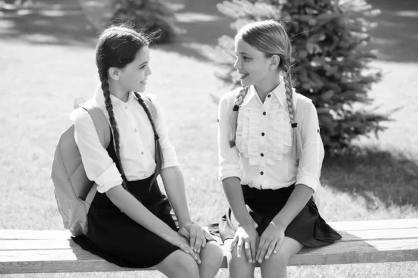 En el receso escolar. niños con mochila sonriendo. estudiantes afuera en el parque de verano sonriendo felices. chicas con bolsos escolares. niño con mochila. tiempo feliz. Chicas de moda con mochila en el parque —  Fotos de Stock