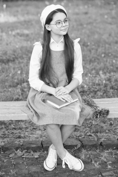 Plus que la mode. Petit enfant se détendre sur le banc du parc en uniforme. La mode scolaire. Look de mode de petite écolière. Retour à la mode scolaire. Style tendance. Tendances élégantes. Aller traditionnel — Photo