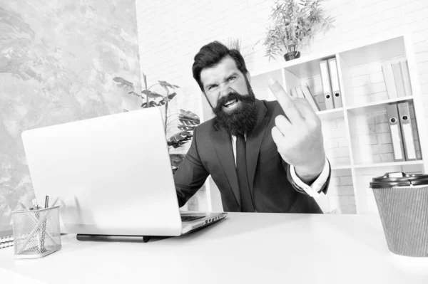 Mann aggressive Regisseur arbeiten online Laptop modernes Büro, Hass und Verachtung Konzept — Stockfoto